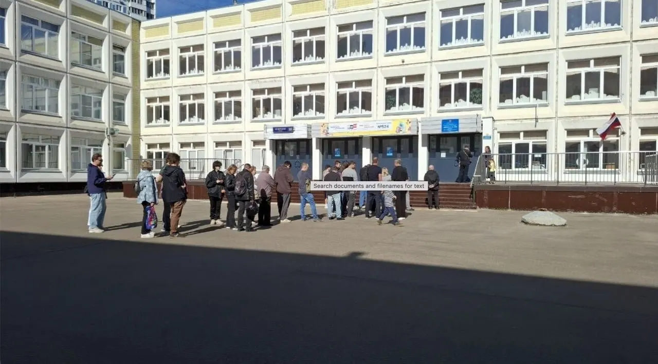 На участке №524 в Москве жильцы обнаружили, что их имена отсутствуют в списках; по словам председателя УИК, причиной стала работа управляющей компании, которая вручную добавила жильцов в дополнительный список, что вызвало очереди.
