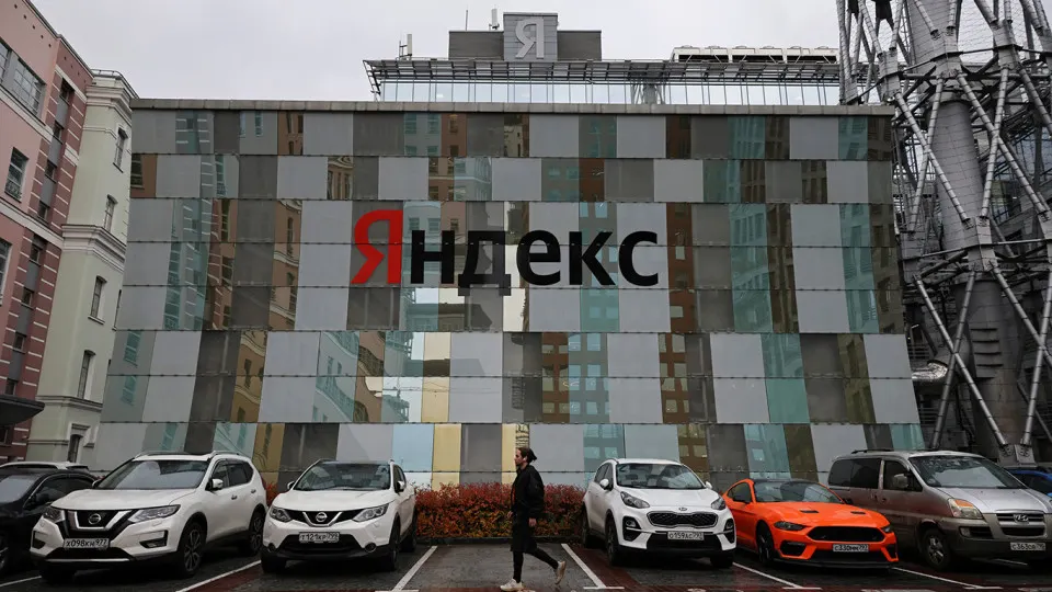 После ударов по дата-центрам во Владимирской области Яндекс Пэй частично вернул работу, но доступ к сервисам по-прежнему нестабилен. В регионе ведутся работы по защите и переключению сервисов на облачные площадки.
