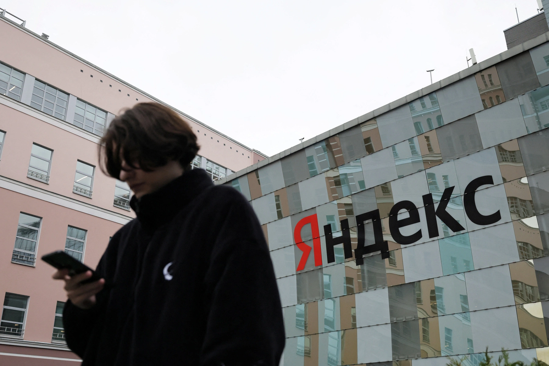 Яндекс объявляет набор вооружённых охранников для закрытого объекта на территории новой штаб‑квартиры; вакансии обещают оплату и график.