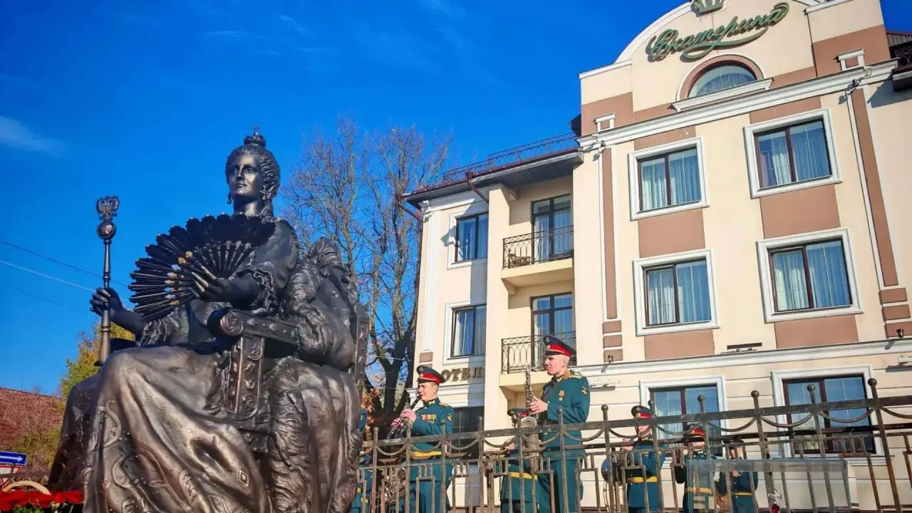 В Костроме на постаменте памятника Екатерине II обнаружили пунктуационную ошибку в надписи: не хватает запятой, которая закрывала бы деепричастный оборот.