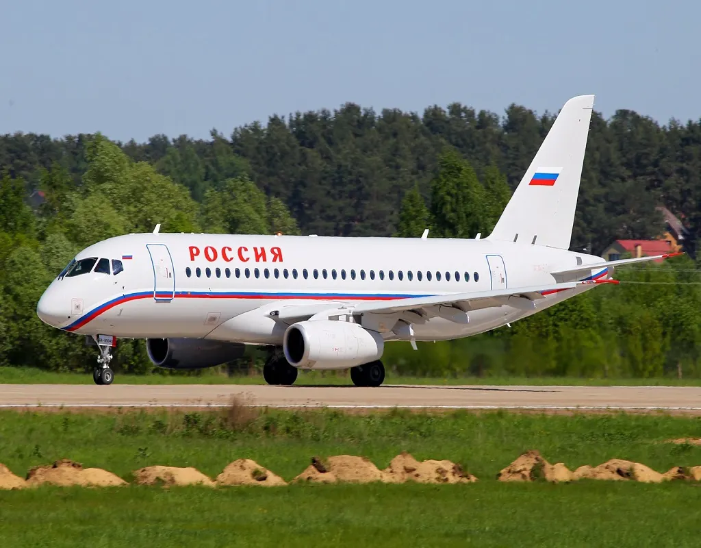 После визита президента в Туркменистан московские аэропорты ввели временные ограничения полётов из-за беспилотников; над столицей кружили самолёты спецотряда, часть рейсов задержана или перенаправлена.