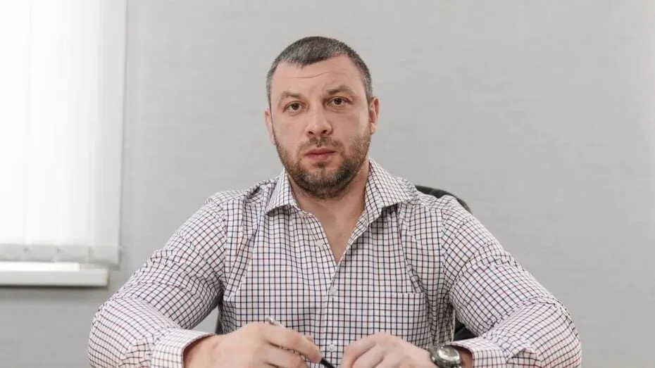 Следствие считает, что он фактически руководил ЧОП и обеспечивал муниципальные контракты без торгов; за период с марта 2023 по май 2024 заключено 20 контрактов на охранные услуги на сумму свыше 3 млн рублей; отдельно в декабре 2023 года был оплачен корпоратив за 50 тысяч рублей из бюджета.