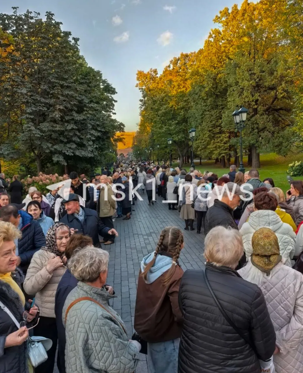 Толпа у Александровского сада направляется к Государственному Кремлёвскому дворцу, где сегодня пройдет гала-концерт народной программы «Песни от всей души» с участием Андрея Малахова.