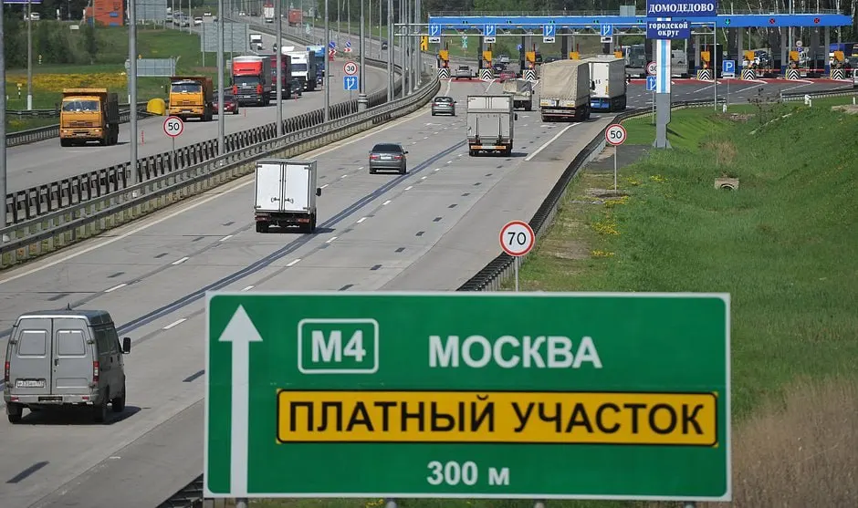 Экономист ВШЭ предлагает заменить текущую схему финансирования дорог платой за каждый пройденный километр, утверждая, что акцизная модель устарела.