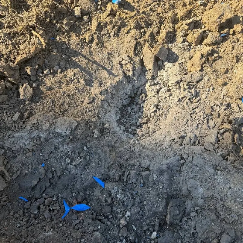 По данным местных властей, дрон повредил магазин и жилой дом; обстоятельства инцидента выясняются.