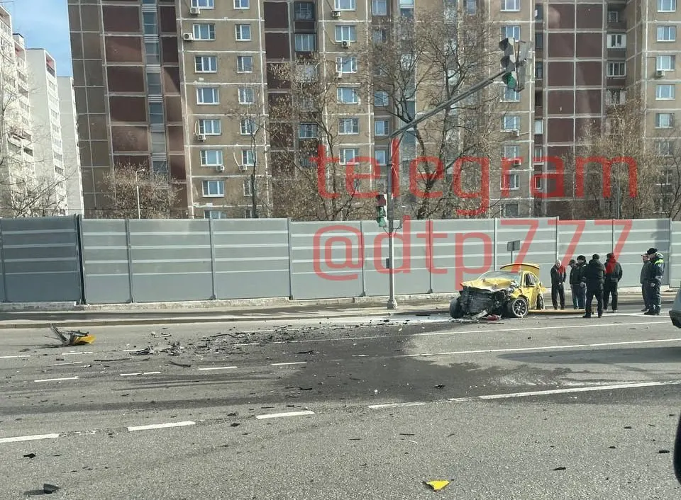 На внешней стороне 36-го км МКАД у проспекта Карамзина произошла крупная автоавария. Пострадал водитель такси, одна машина загорелась, движение затруднено на участке до 5 км.