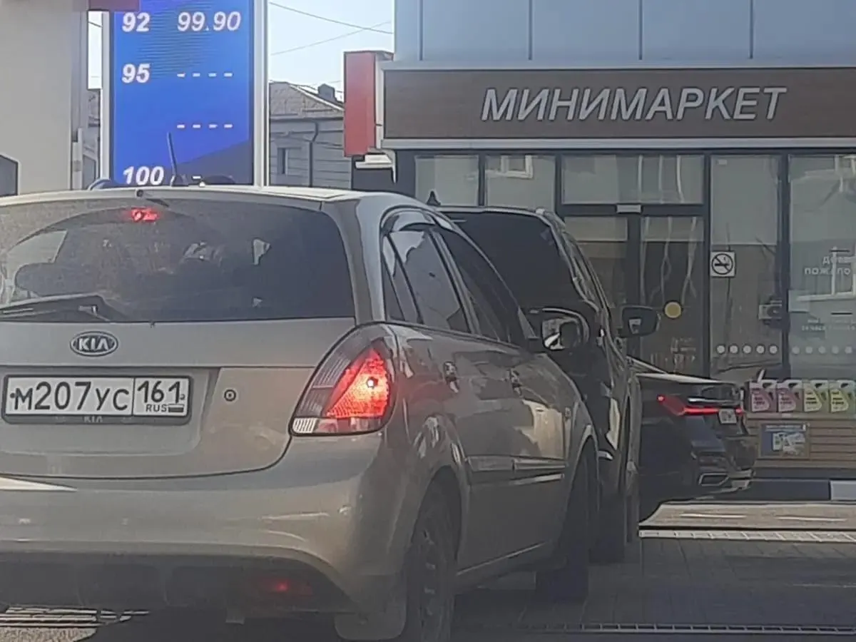 Жительница Воронежской области подала в суд на автомобильные заправки, требуя компенсацию за дорогой бензин и защиту прав потребителей.