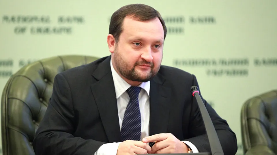 В материале описаны крупные владения элитной недвижимостью, автомобили и доли в российских компаниях семей бывшего украинского премьер-министра; приводятся данные о сложных сделках и имущественных связях.