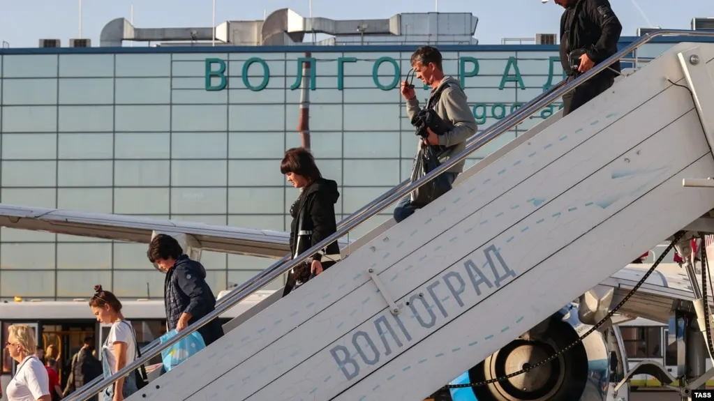 За восемь месяцев 2026 года аэропорты закрывались 2860 раз; убытки перевозчиков оцениваются примерно в 200 млрд рублей, а осенняя волна ограничений только усиливается.