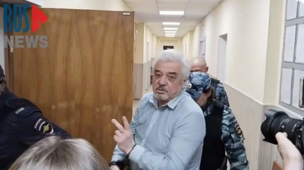 Политзаключённый Усман Баратов продолжает отбывать срок в колонии ИК-1 в Тверской области. После прибытия в учреждение его поместили в ШИЗО на 41 день, затем перевели в ПКТ на три месяца и включили в список условий содержания. Он направил обращение к обществу; ранее суд приговорил его к году и восьми месяцам за якобы дезорганизацию колонии.