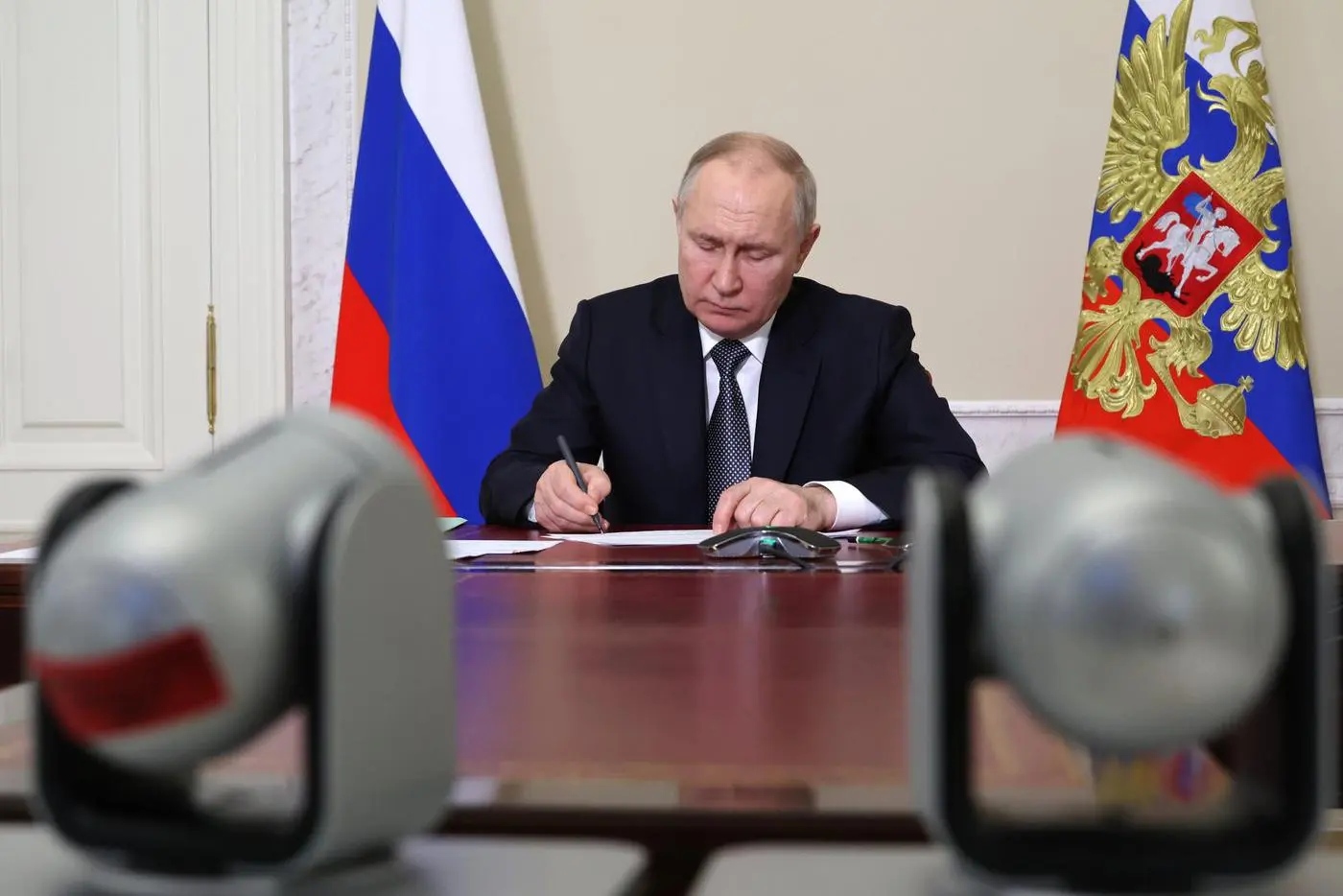 Президент распорядился передать активы группы компаний во временное управление.