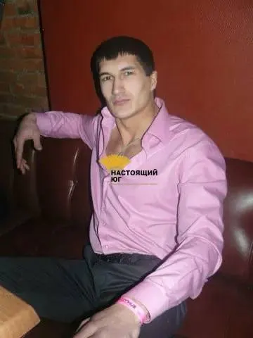 36-летний Станислав Аринин обвиняется в убийстве 33-летней женщины в Краснодаре. По материалам дела, ранее он получил 12 лет строгого режима за убийство в Ульяновске, но был освобожден досрочно после участия в войне и прохождения фронта.