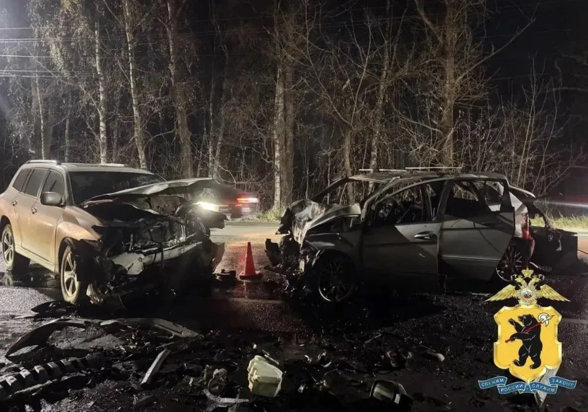 На улице Маяковского в Ярославле случилось столкновение двух автомобилей; пострадал трехлетний мальчик, вместе с водителями доставлены в больницу.