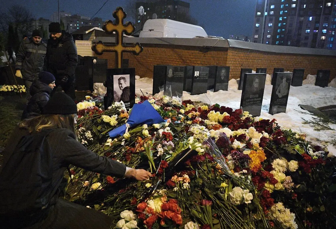 Доклад правозащитников фиксирует гибель политзаключённых в местах содержания; основными причинами стали нехватка медицинской помощи и насилие.