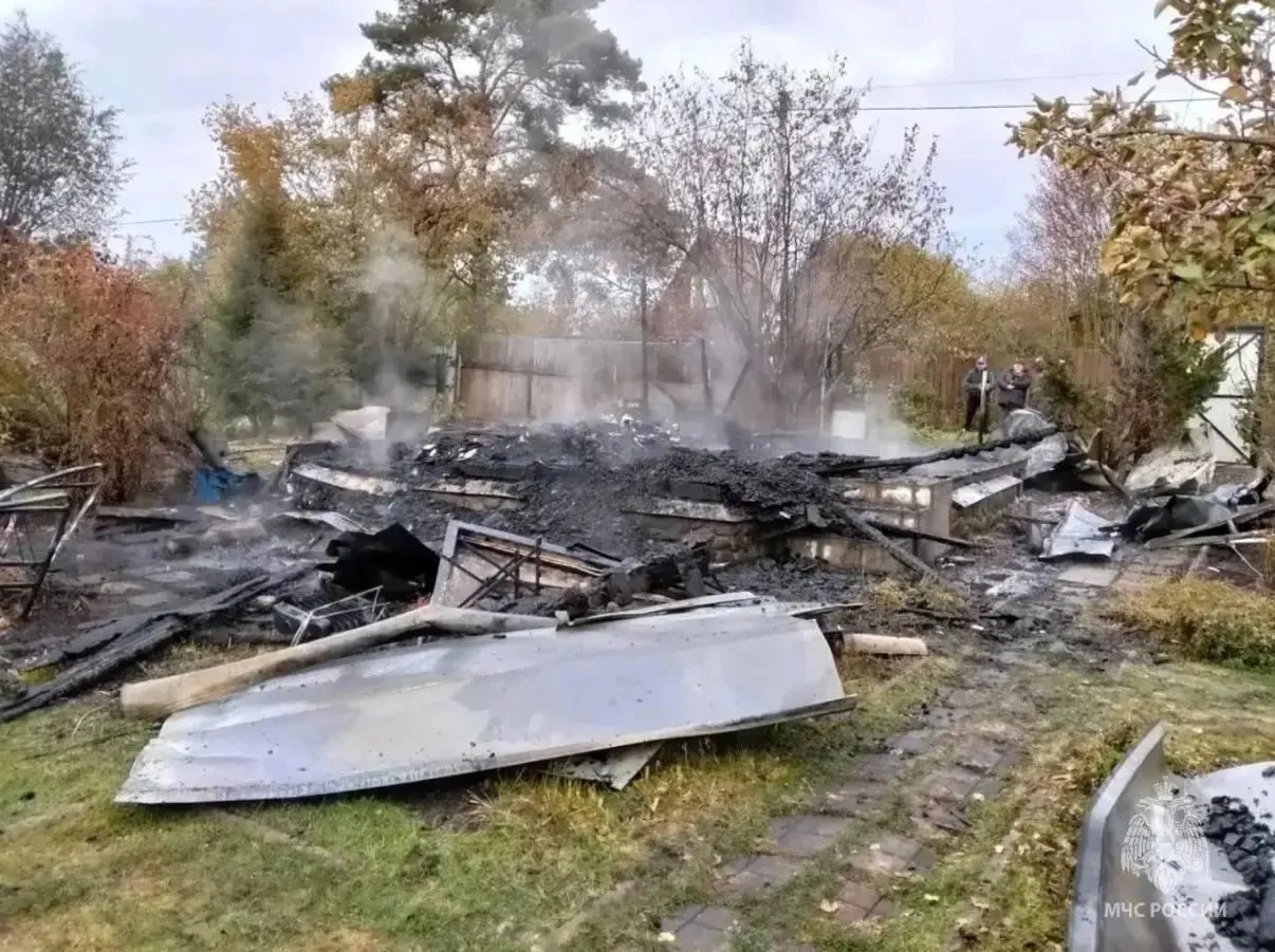 Пожар произошёл в садовом доме в СНТ «Станкоагрегат» в Богородском округе Подмосковья. Во время тушения обнаружены тела женщины 1985 года рождения и её ребёнка 2023 года рождения.