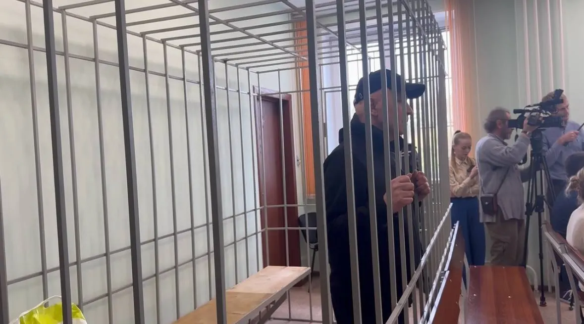 Суд арестовал и передал государству имущество бывшего директора красноярского центра ФМБА, включая квартиры в Москве, Сочи и Красноярске, гаражное помещение и автомобили, совокупной стоимостью свыше 300 млн рублей; ранее он уже был осужден по другим эпизодам.