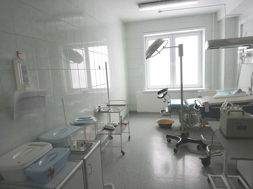 Власти региона планируют снизить долю кесаревых сечений до 34%, требуя мотивировать естественные роды, включая женщин с рубцом на матке. Мы собрали обзор реакций на инициативу и возможные последствия.