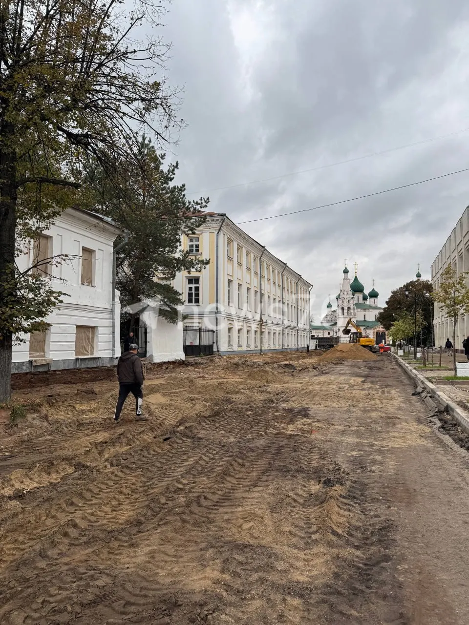 На участке от Андропова до Советской площади идёт активное обновление пешеходной зоны: обновляются тротуары, покрытие и уличное освещение.