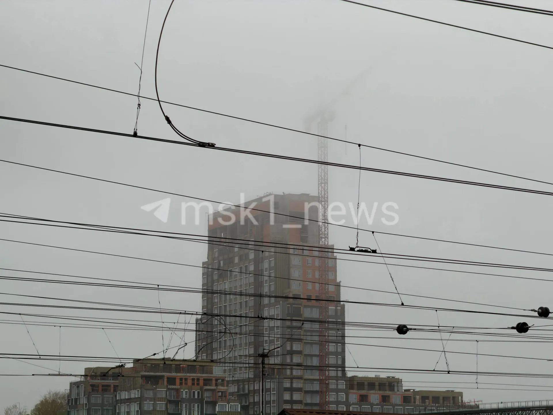 Плотный туман снизил видимость в Москве; город окутала дымка.