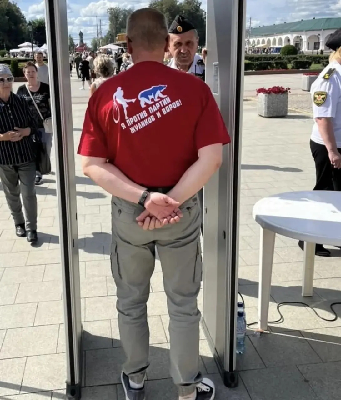 Свердловский районный суд города Костромы оштрафовал бывшего кандидата за демонстрацию символики, запрещённой законом.