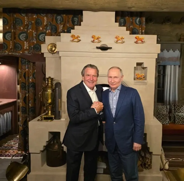 После прибытия в Москву экс-канцлер Герхард Шрёдер получил приглашение на день рождения Владимира Путина. Об этом сообщили в пресс-службе Кремля.
