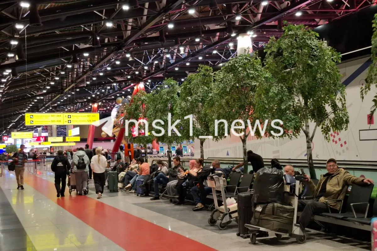 Из‑за задержки прилета самолёта рейс SM948 Москва — Дабаа перенесён на 00:15 19 октября. Пассажирам обеспечат питание и размещение в гостинице; для уточнений можно обратиться через чат‑бот.
