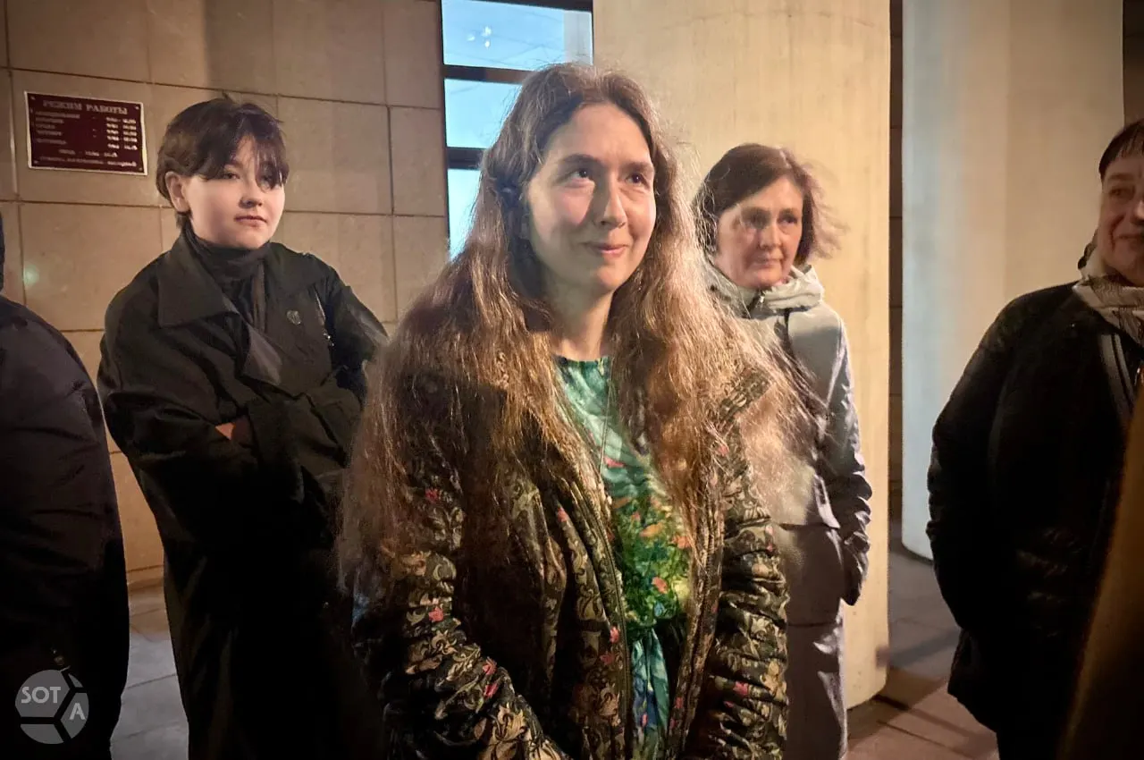 В Москве активистку Наталью Пронько оштрафовали на 10 тысяч рублей за присутствие в очереди возле Верховного суда во время заседания по делу о снятии федерального списка «Яблока» с выборов в Госдуму; она заявляла, что не участвовала в митинге.