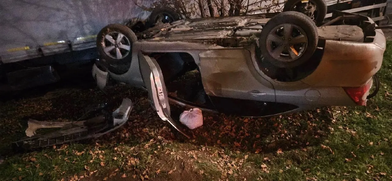 Дорожно-транспортное происшествие под Воронежем: водитель вылетел на встречную полосу и опрокинулся в кювет; в другой машине пострадал ребёнок. На месте работают полицейские.