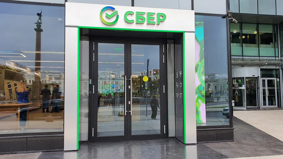 Дефолтные активы и реструктуризации в банковской системе усиливают давление на экономику; прогнозы на будущее остаются неутешительными.