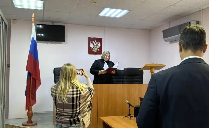 Суд отклонил иск учительницы к сестре выпускника, которая назвала её поведение буллингом, что вызвало общественный резонанс.