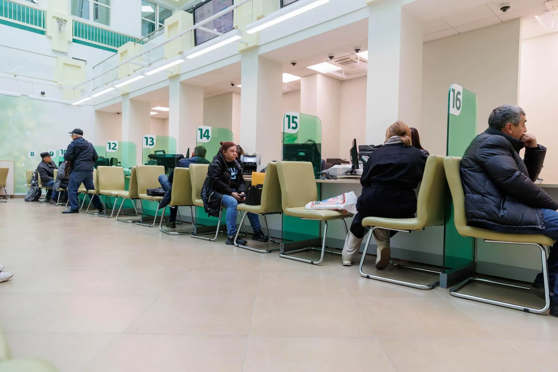 Экономисты обсуждают риск дефолта и сравнивают ситуацию с кризисами прошлого, объясняя влияние на население.