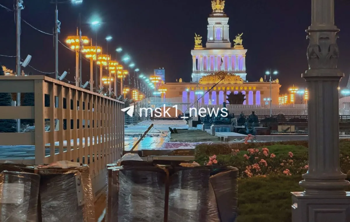 На ледовом катке у ВДНХ начались работы по устройству льда. В начале ноября ожидаются морозы до −6°C и снег к 10 ноября.