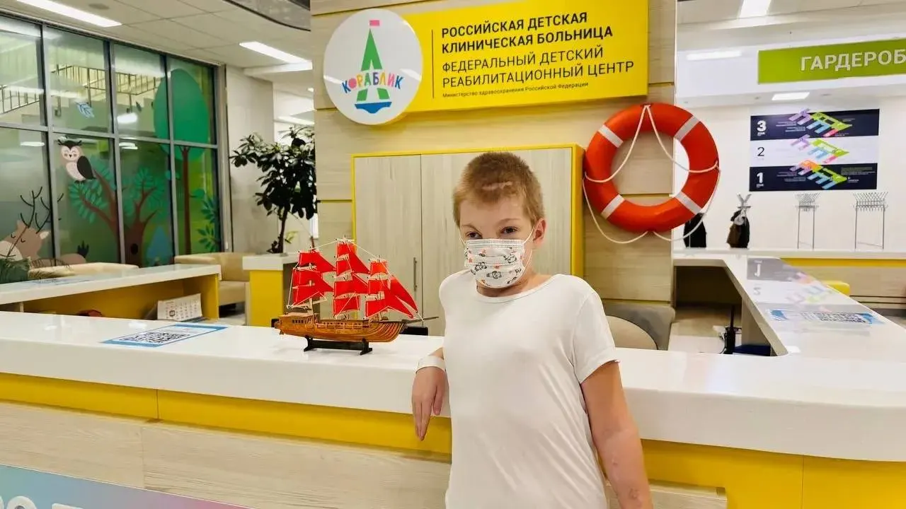 10-летний Валя Королёв из Сочи прошёл полтора года лечения и 10 операций после нападения хаски; сейчас дома и готовится к дальнейшим косметическим операциям.