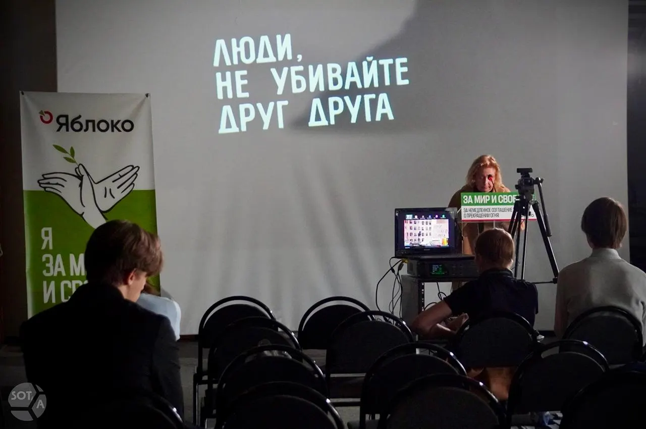 Акция памяти прошла в офисе местной партийной организации. Участники читали имена репрессированных и обсуждали обвинения, которым их подвергали.