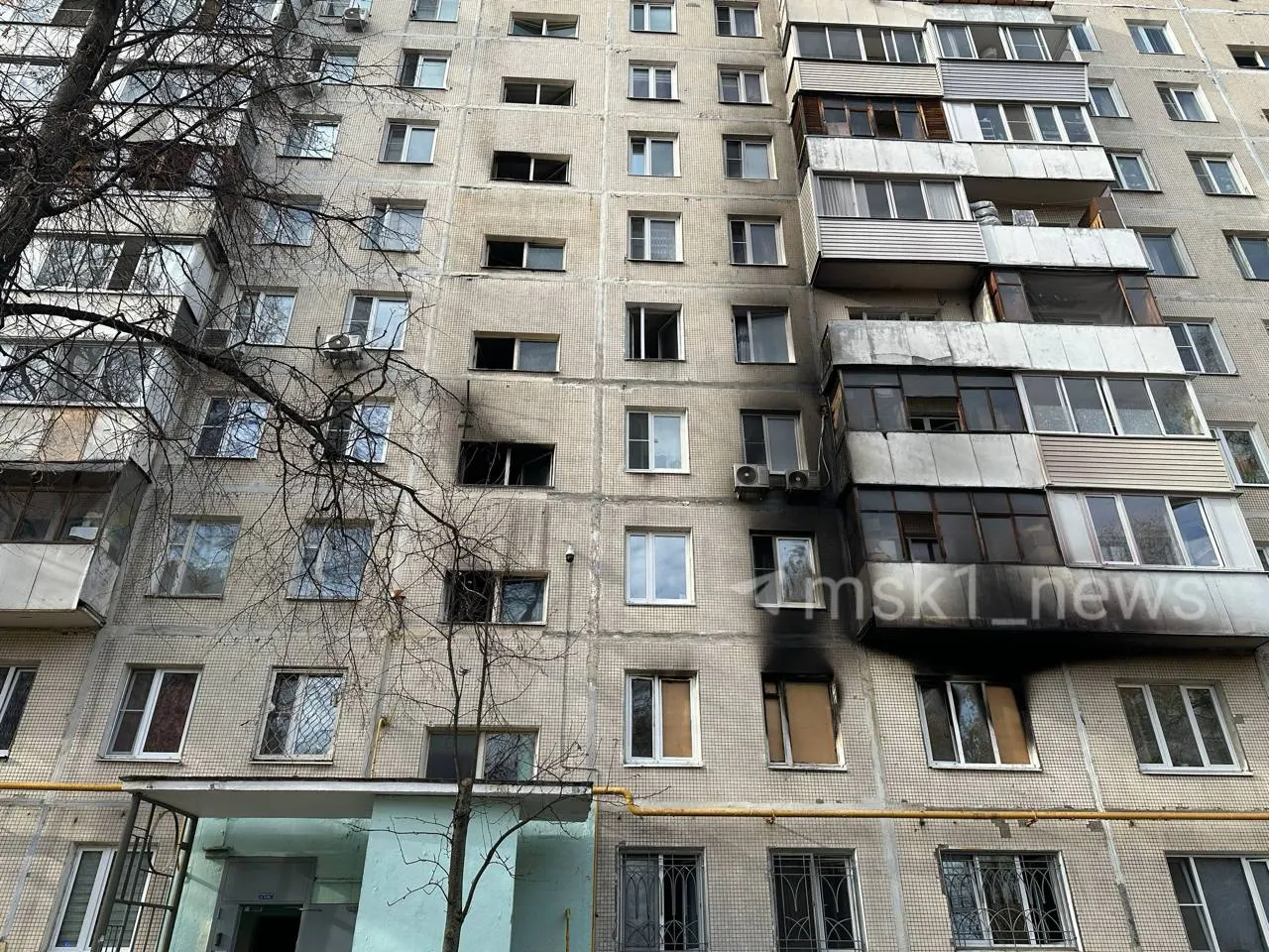 В ночь на 20 октября в Москве произошёл пожар в одной из квартир. Погибла 38-летняя женщина, её сын борется за жизнь в больнице; соседи рассказывают о долгих скандалах и проблемах в семье.