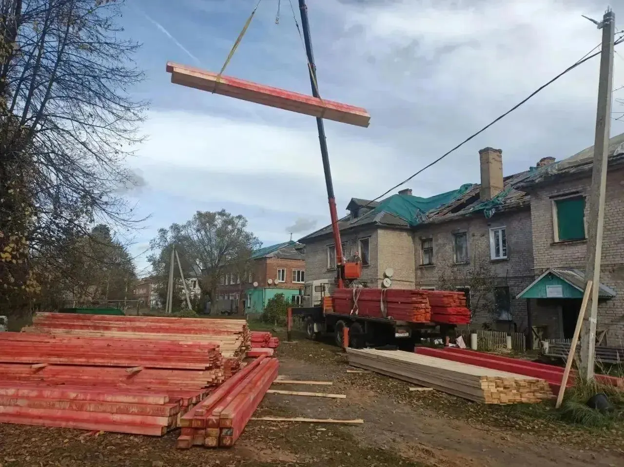 В пострадавших домах заменили 21 окно, идёт ремонт кровель и покраска фасадов. Принято 558 заявлений на единовременную материальную помощь; по 448 заявлениям выплаты уже произведены на сумму свыше 7 млн рублей.