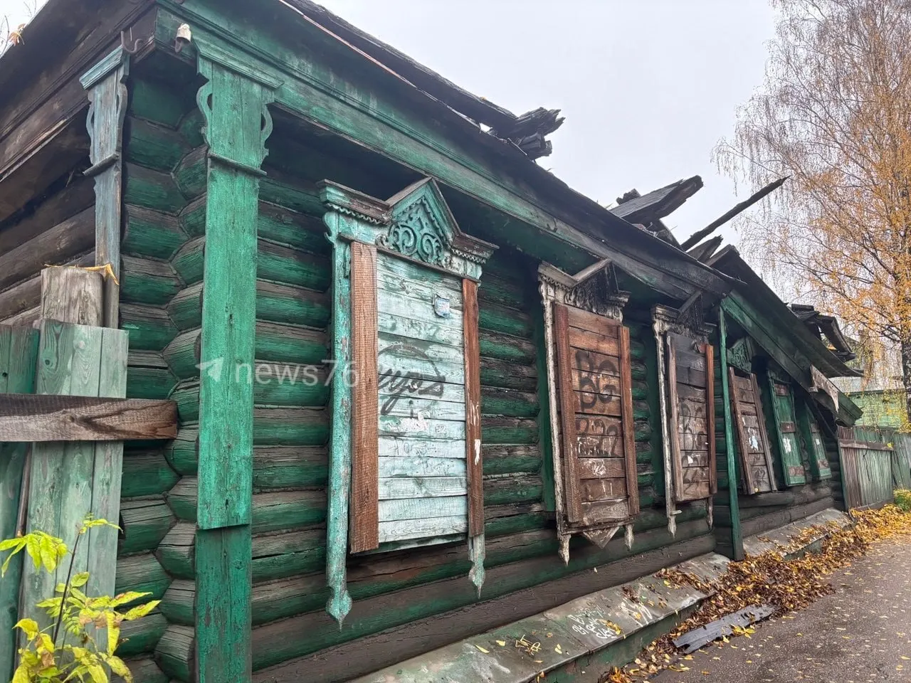 Частный владелец начал разбор дома на улице Большой Федоровской, 22Б; участок продолжает оставаться в эксплуатации.