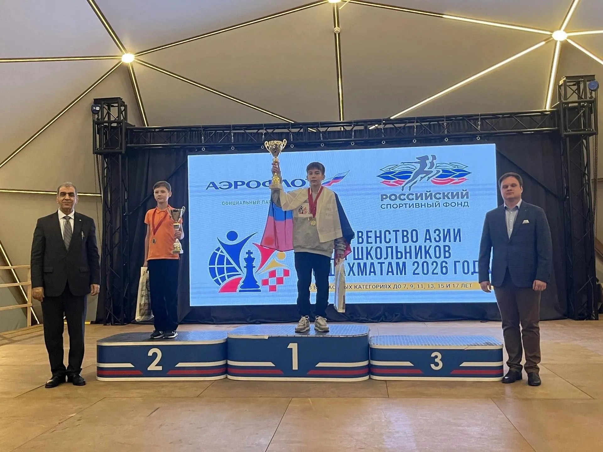 Иван Солянников выиграл золото в рапиде и блице на чемпионате Азии среди школьников, установив золотой дубль.