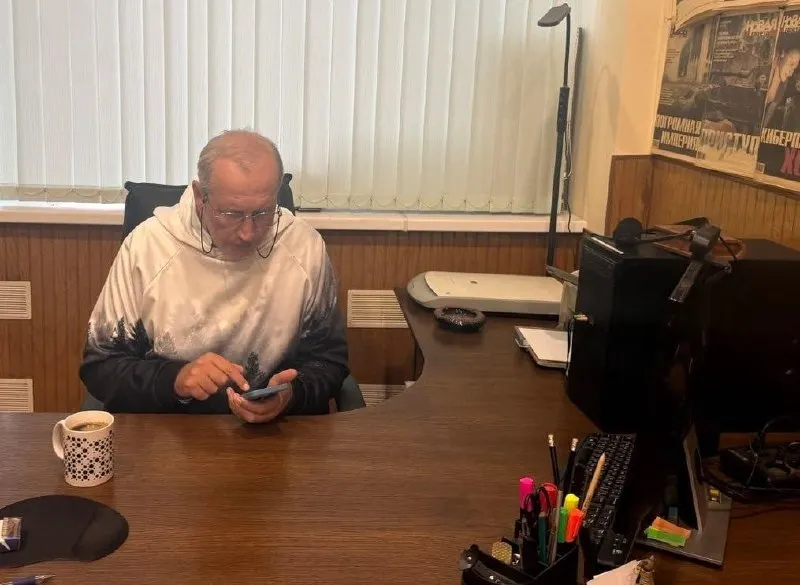 Сергей Соколов вышел из здания следственного управления Москвы в статусе свидетеля. По данным источников, расследование по делу Ролдугина близится к завершению, и в ближайшее время может быть предъявлено окончательное обвинение.