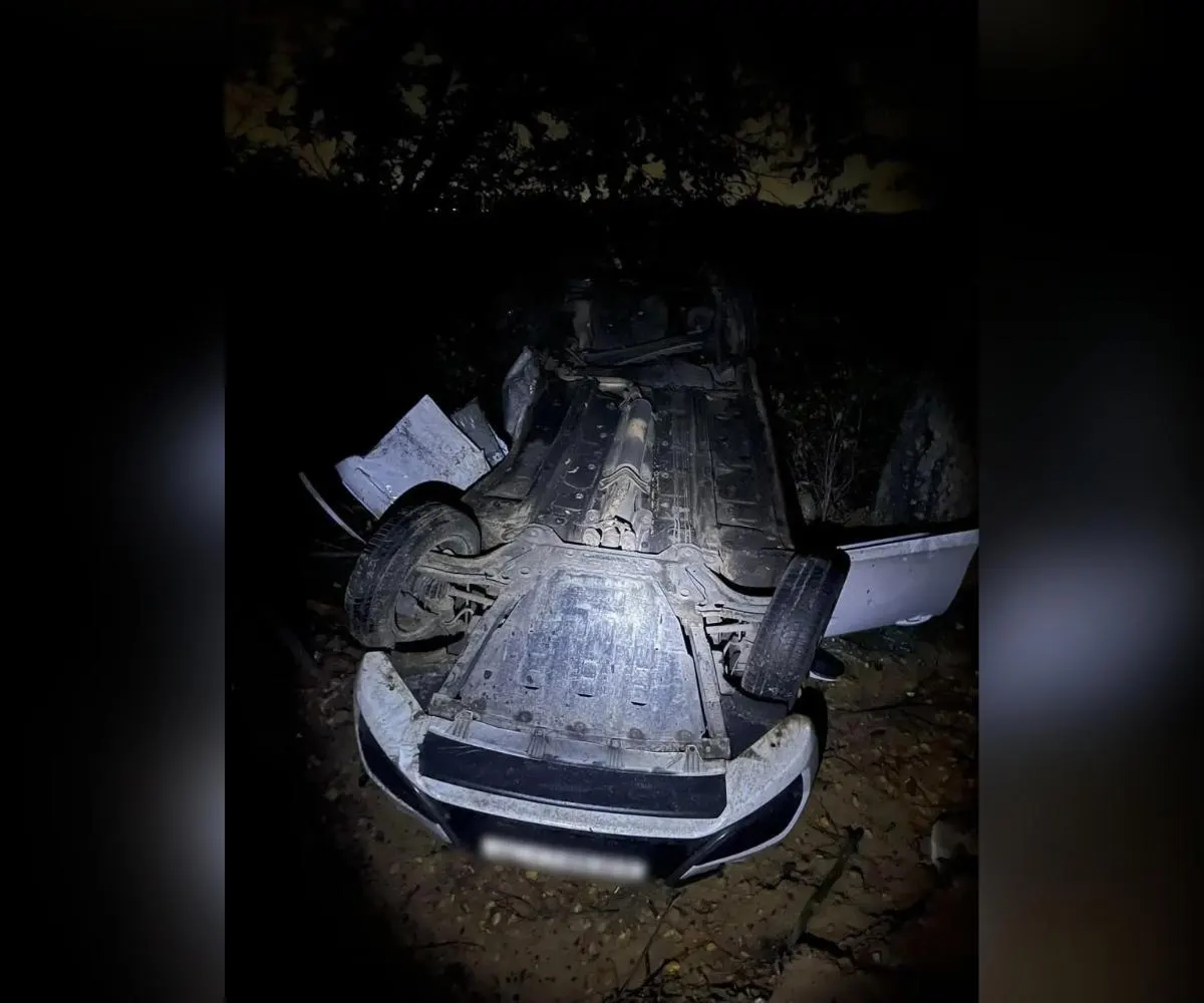 Водитель погиб на месте до приезда медицинских специалистов после аварии, при которой автомобиль опрокинулся.
