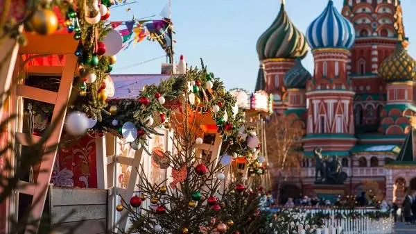 На Тверском бульваре число брендов-резидентов достигло 110 к лету 2026 года; стартовал набор участников на зимний сезон. Клуб выступает как временная витрина локальных марок, предлагая мастер-классы и персонализацию, чтобы проверить спрос без открытия точки.