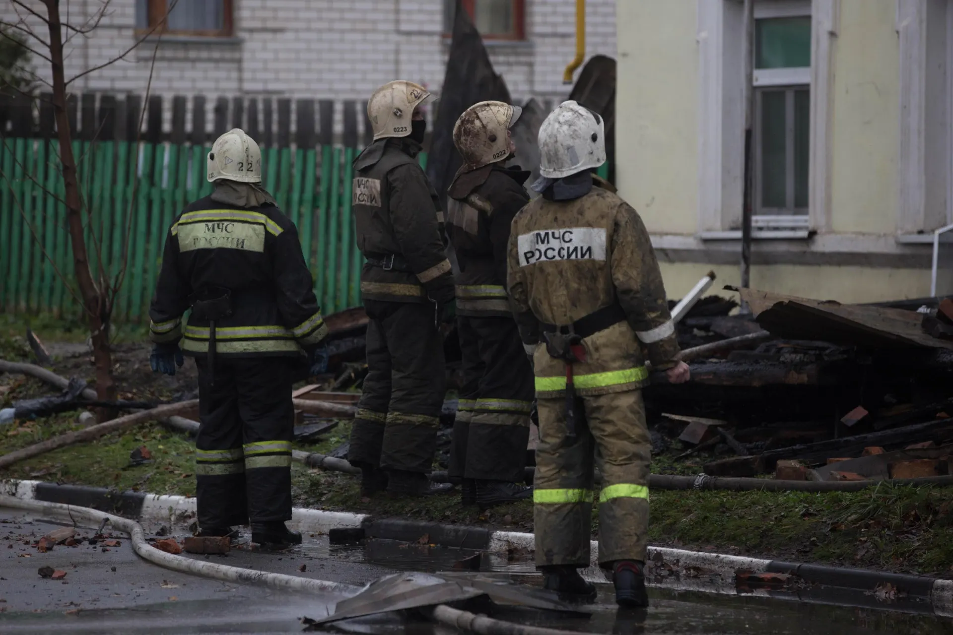 Пожарные спасли двоих детей из горящего дома в Воронеже; пожар локализован спустя 20 минут борьбы с огнем.