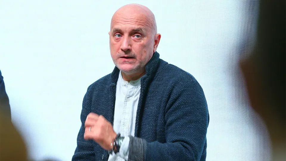 Известный писатель заявил, что театр, на который возлагалось руководство им, не передали, несмотря на указ президента; обсуждается идея патриотического театра.