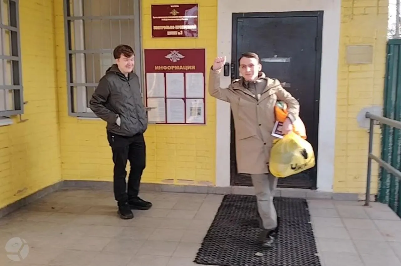 Кирилл Мартемьянов вышел на свободу после 14 суток ареста за участие в митинге в Москве. По вердикту суда его признали виновным в неповиновении полицейскому.