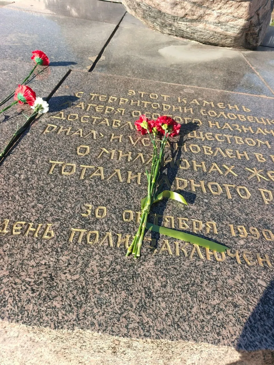 Женщина была задержана в Москве после возложения цветов у Соловецкого камня; ей угрожают протоколы за неповиновение полиции.