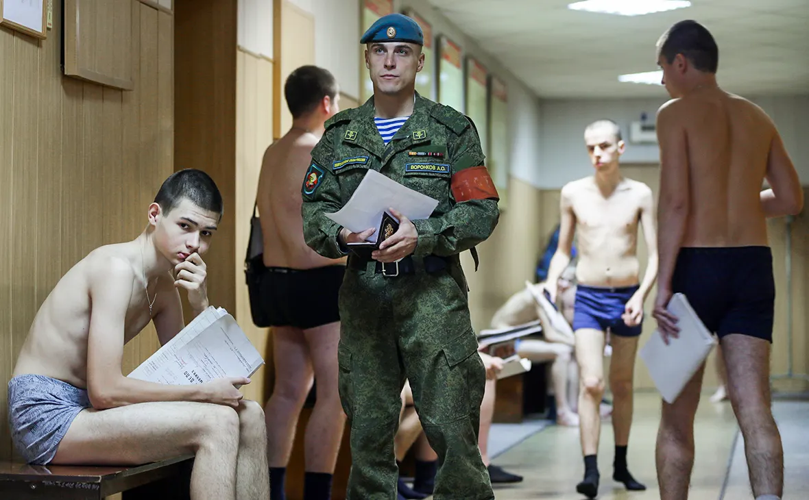Нотариусы в столице и регионе отказываются оформлять доверенности, необходимые призывникам для участия в военкоматах и призывных комиссиях, что вызывает озабоченность правозащитников.