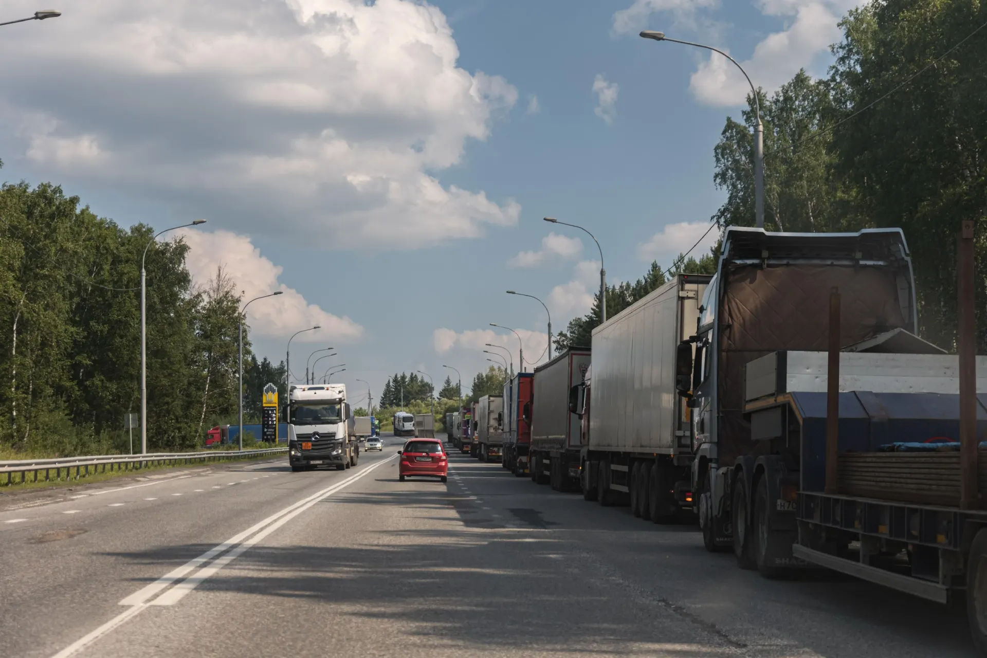 Водители сталкиваются с затором у перекрытой трассы; движение по обходу откроют поздно вечером.