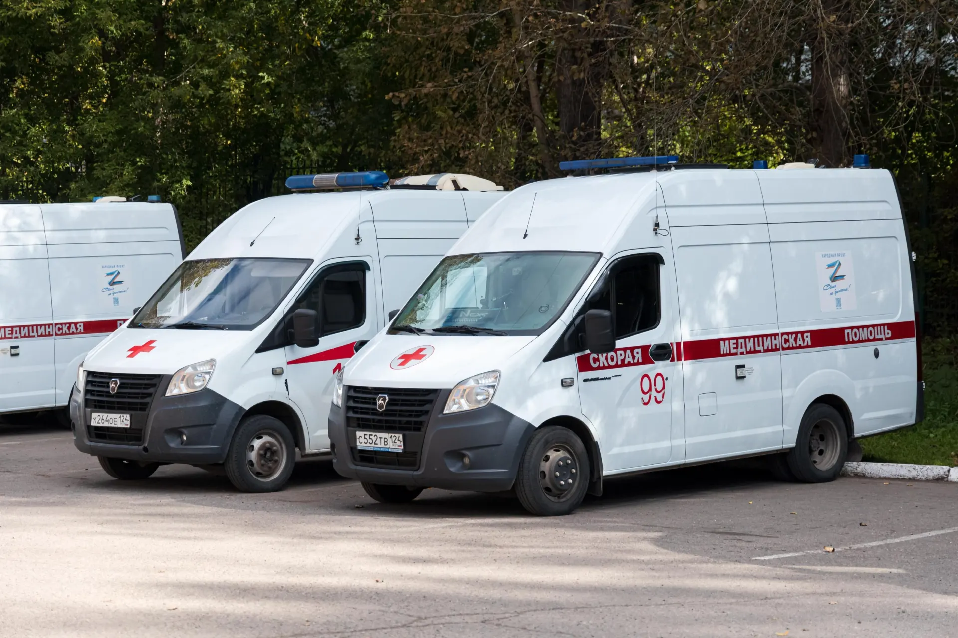 Беспилотники нанесли удары по Подмосковью: загорелись автомобили, погиб мужчина, пострадал жилой дом.