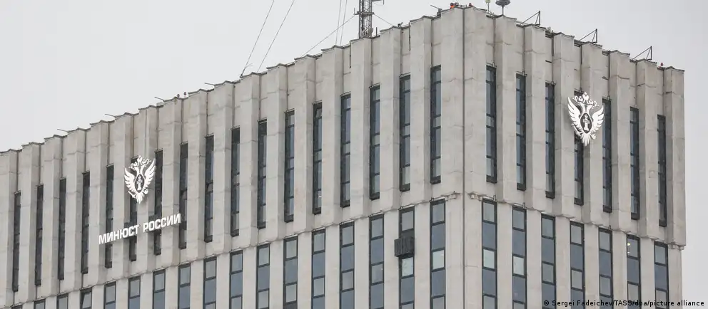Правительство заявило, что организации российских немцев получили иностранное финансирование и распространяли материалы, не соответствующие официальной политике. В ответ немецкое сообщество выражает озабоченность и предупреждает о рисках для культурной жизни немцев в России.