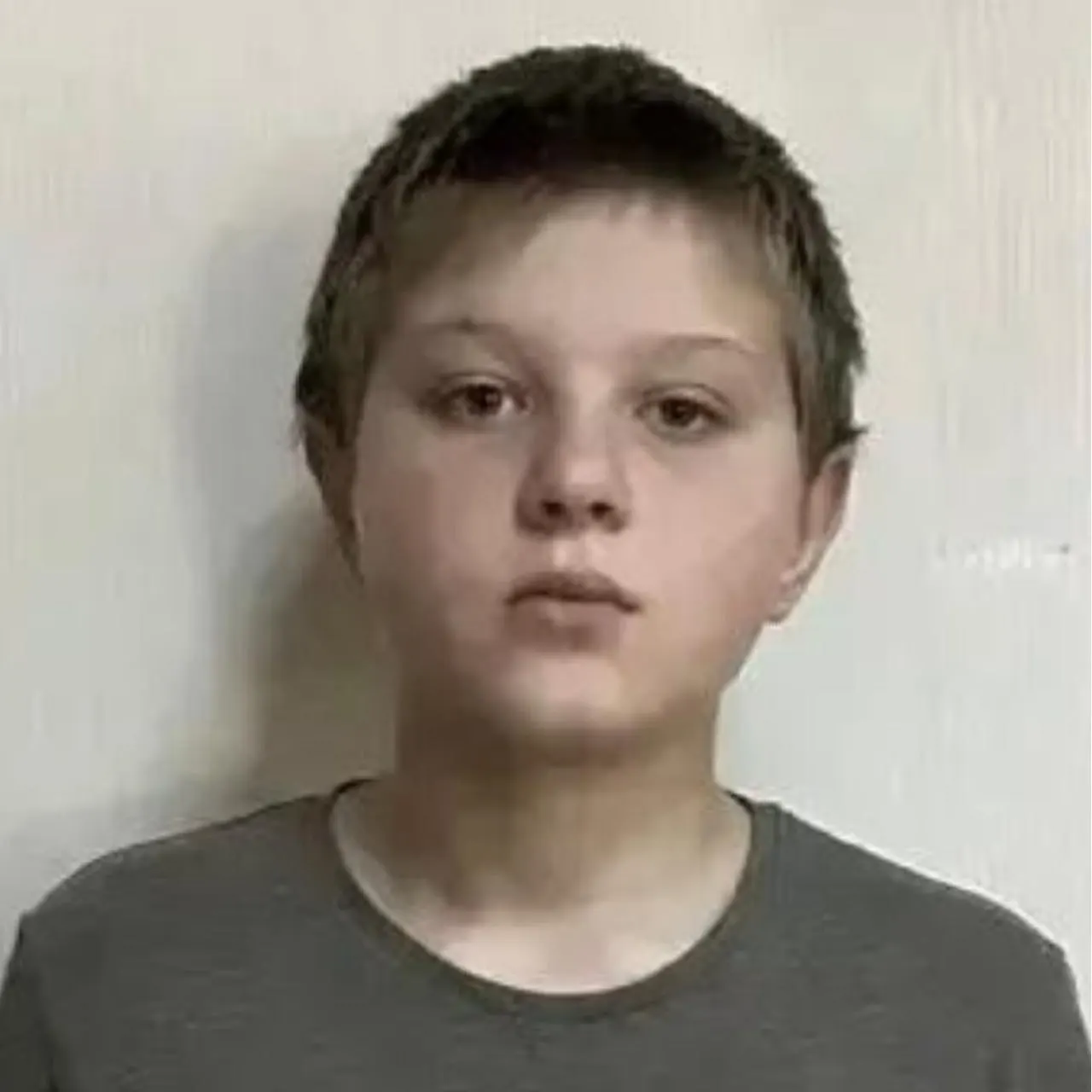 13-летний мальчик исчез в Ленинском районе города; проводятся поиски, указаны приметы и способы связи с полицией для передачи информации.